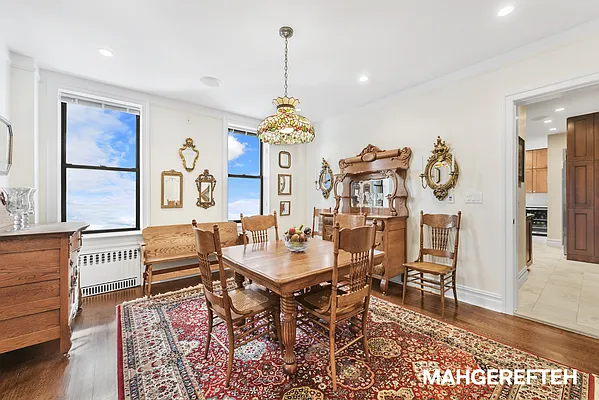 Sold by R New York | media 2
