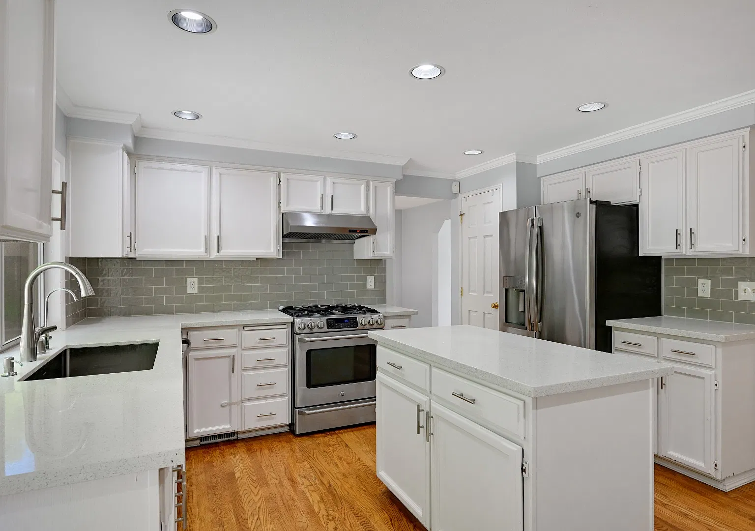 "Spacious 4-Bedroom Retreat with 2.5 Baths in Charming Sammamish Setting" — Photo 4