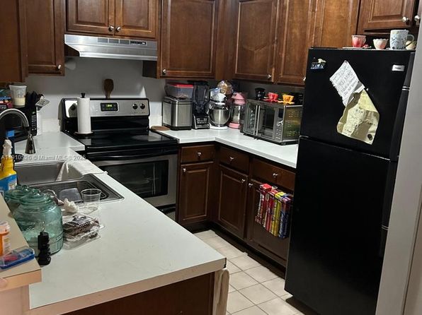 351 Palm Way APT 207