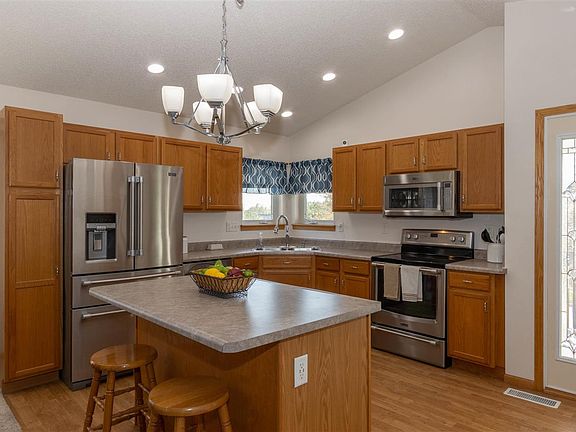 3rd image of 530 Tulip Ct