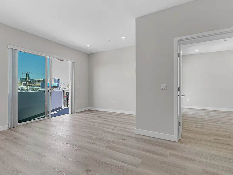 825 Coronado-Building — Photo 114