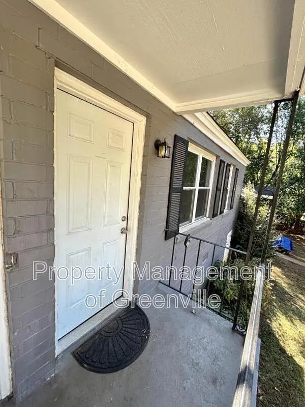 Building Photo - 326 Loop St #B