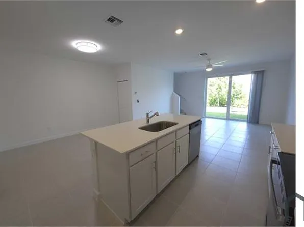 321 SE Crossoak Ln, Port Saint Lucie, FL 34984