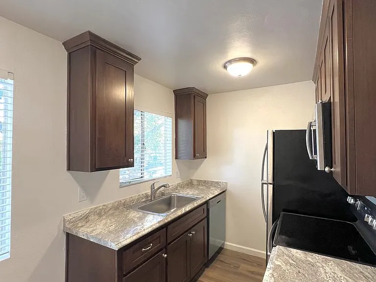 1408 G St — Photo 8