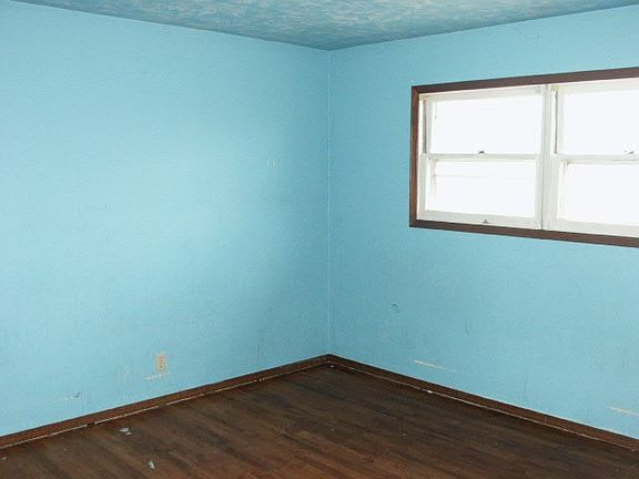 5th image of 811 S Evergreen Dr