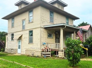 708 E 4th St, Vinton, IA 52349