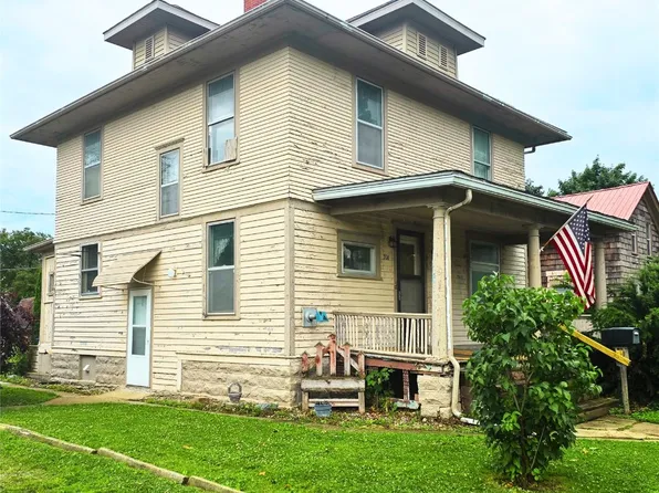 708 E 4th St, Vinton, IA 52349