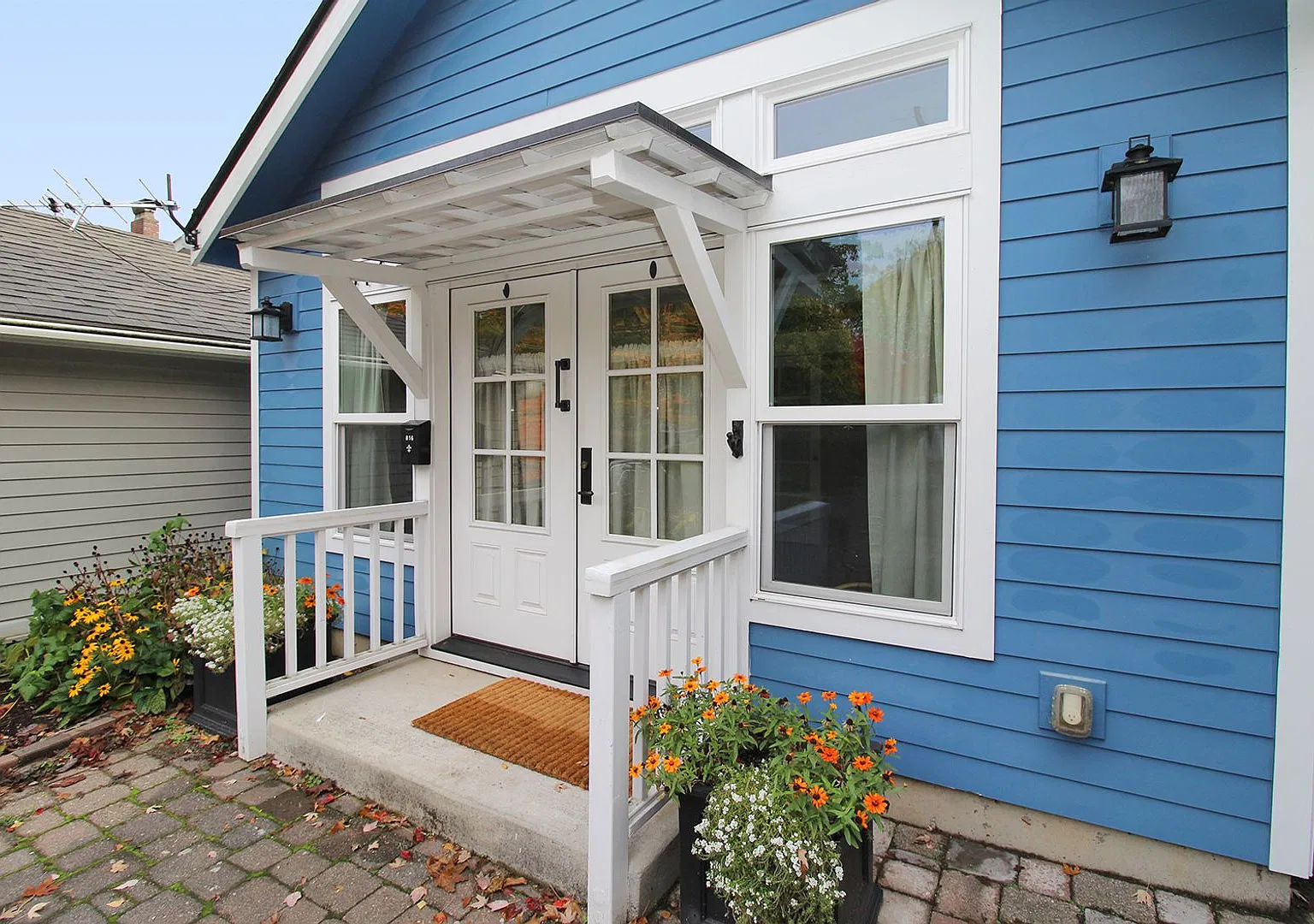 Fully Furnished Spacious Adu Located In The Heart Of Portland's Historic Laurelhurst Neighborhood! — Photo 2