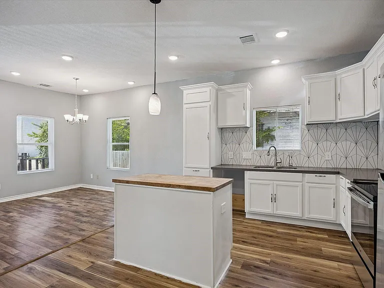 3025 Drew St — Photo 2