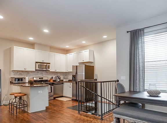 2nd image of 1728 N Wilmot Ave APT 1W