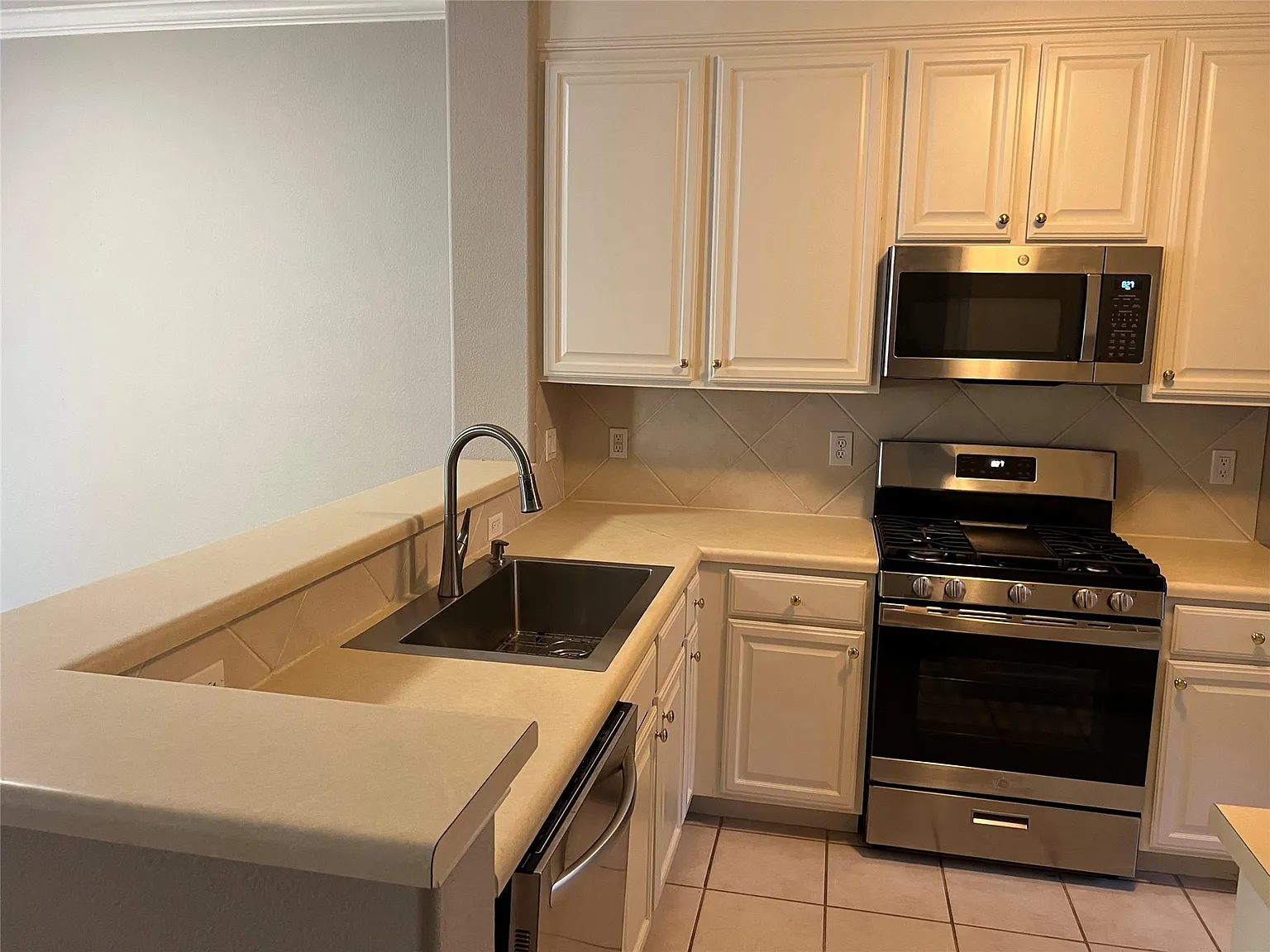 2 bed, 2.5 bath, 1304 sqft, $2,100 — Photo 4