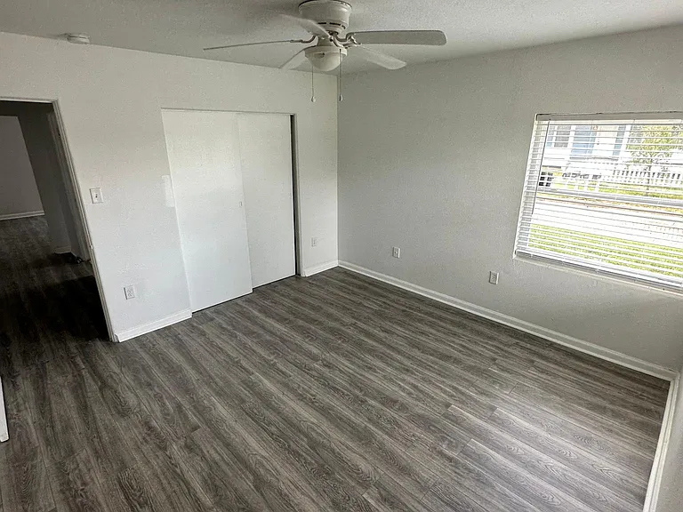 526 Sumner St — Photo 15