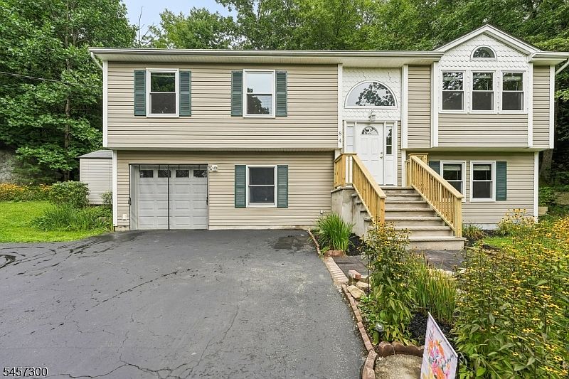 1st image of 84 Fairlawn Dr