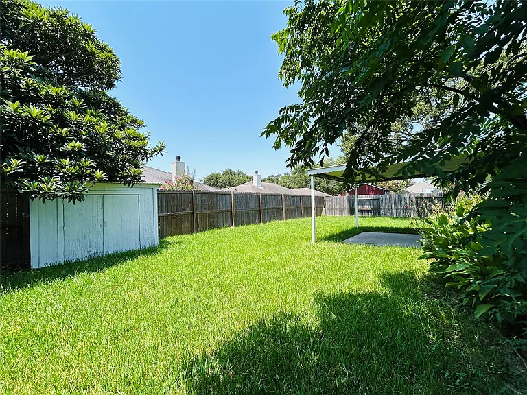 1404 Helmsley Dr — Photo 35