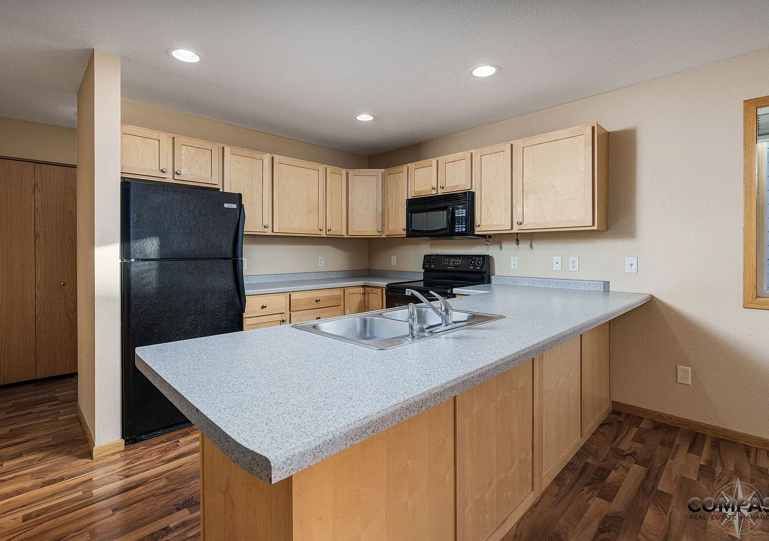 Spacious Updated Townhome With In-Unit Laundry — Photo 3