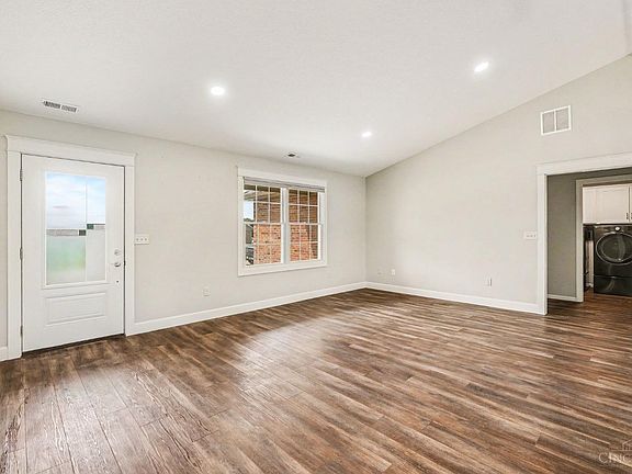 5th image of 204 Goldenrod Dr