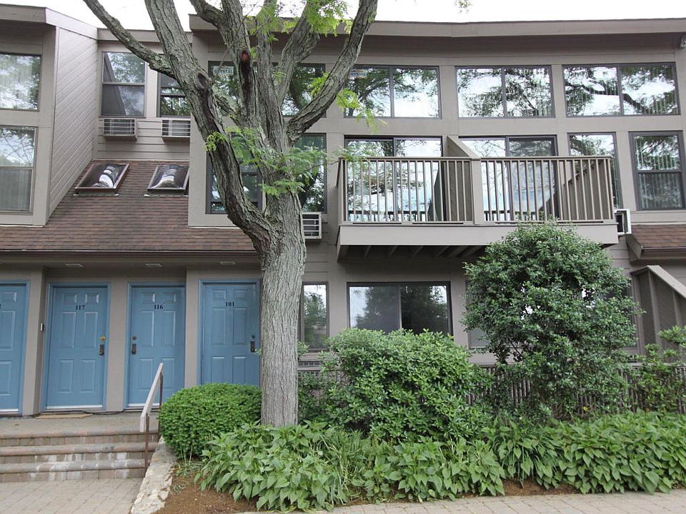 1st image of 1465 E Putnam Ave APT 101