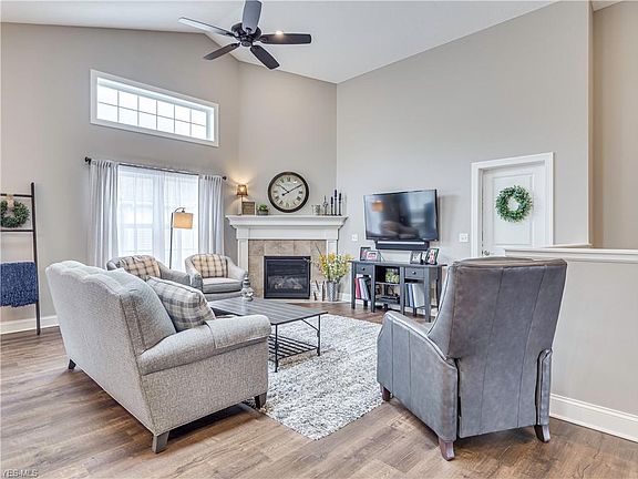 5th image of 40 Wynstone Dr