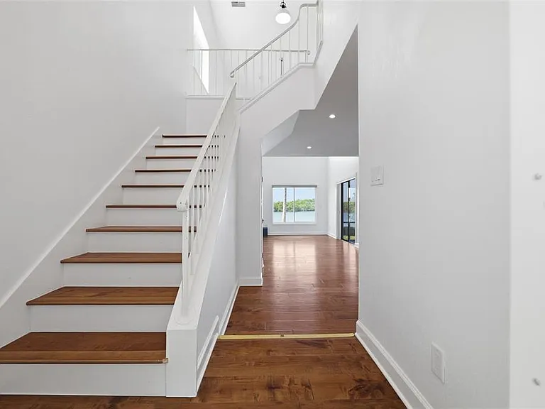 1070 Sanabel Ct NE — Photo 3
