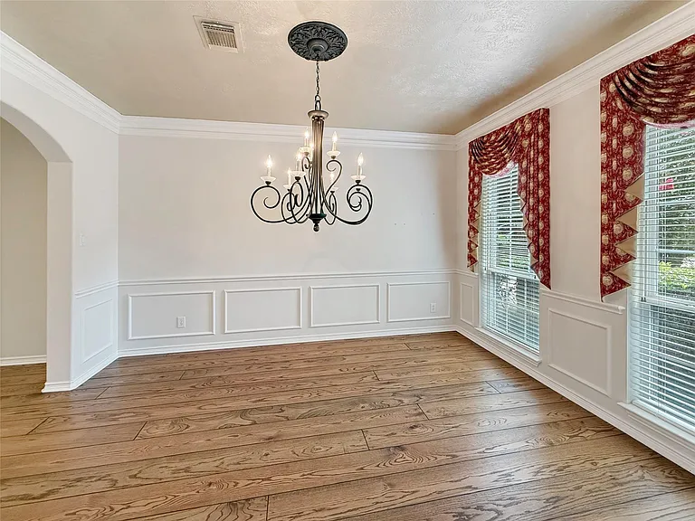 110 W Lansdowne Cir — Photo 3