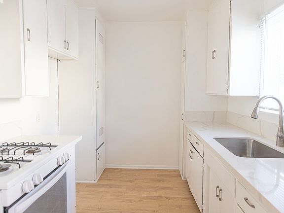 2nd image of 13504 Victory Blvd #B