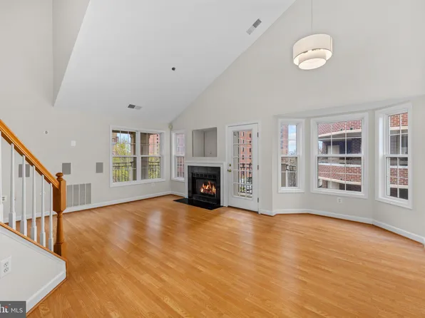 1320 N Wayne St APT 407, Arlington, VA 22201