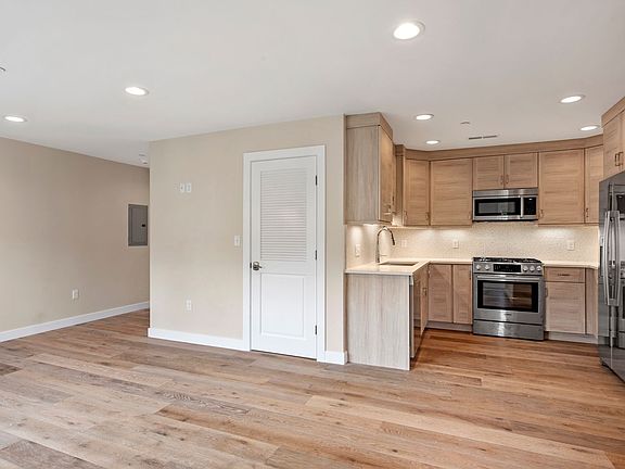 5th image of 94 Washington Sq E #204