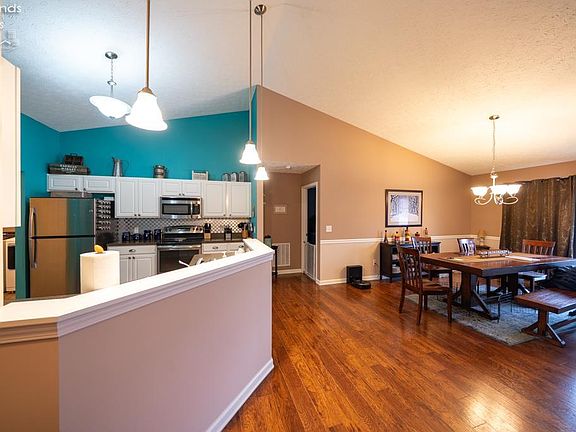 3rd image of 4031 Primrose Way