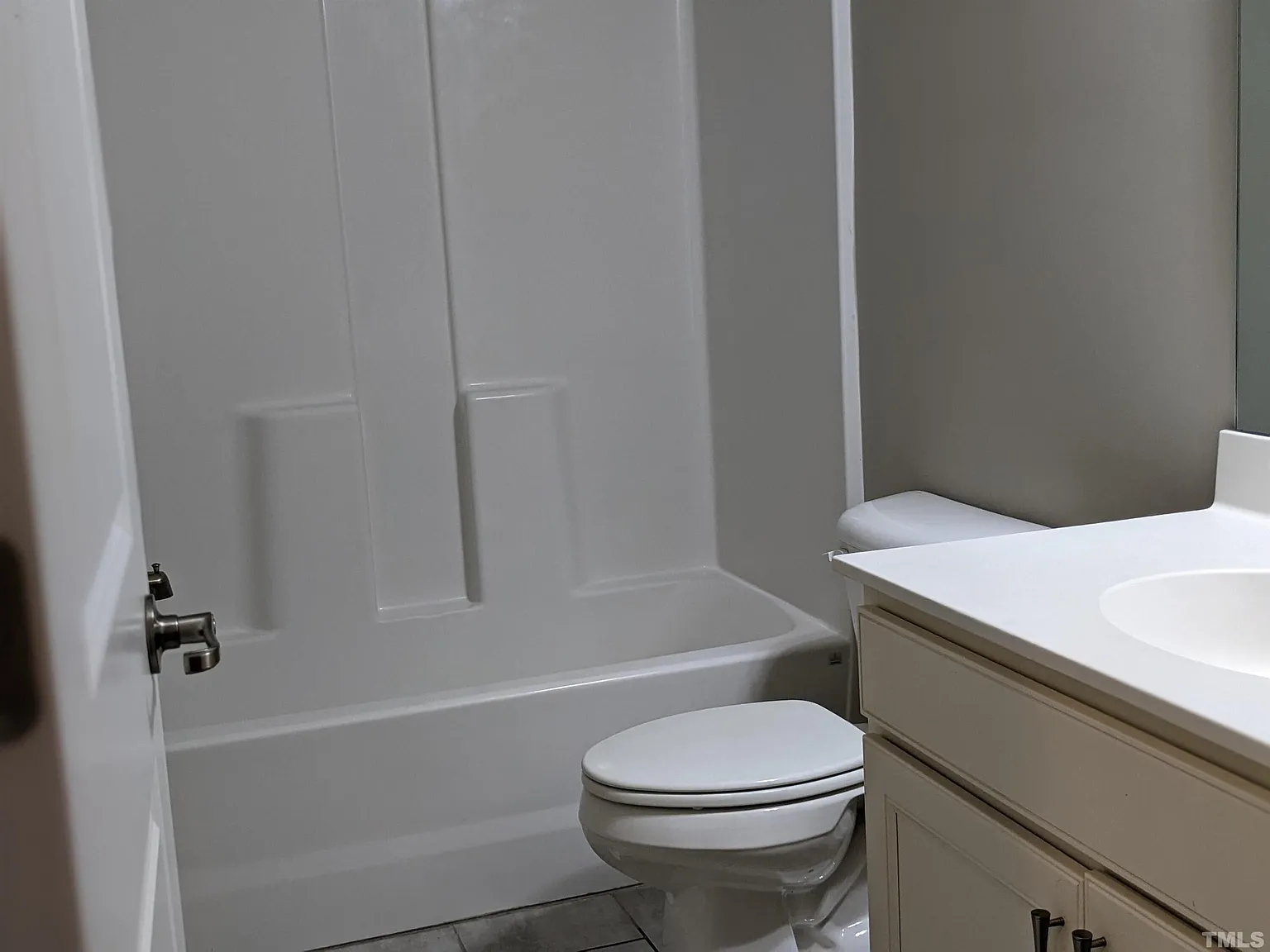 4 bed, 3.5 bath, 2116 sqft, $2,400 — Photo 4