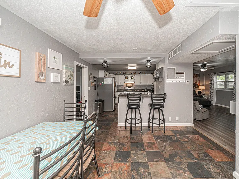 224 W Chestnut St — Photo 14