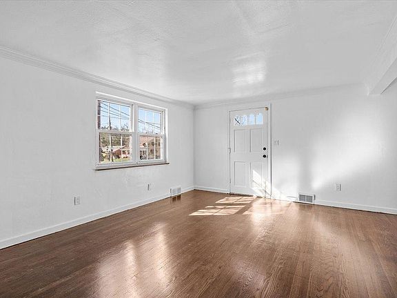 5th image of 4353 Woodhill Dr