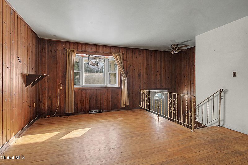 4th image of 44 Curt Boulevard