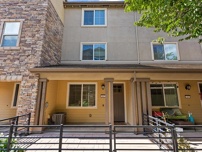 862 White Moonstone Loop — Photo 1