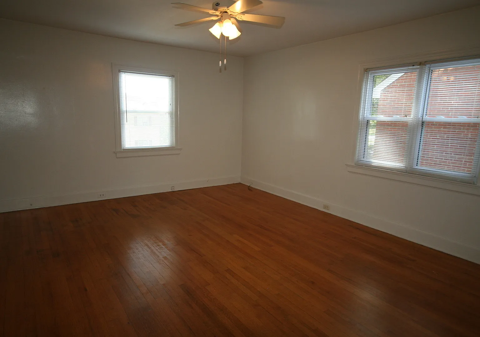 Spacious Second Floor Apartment / Huge Kitchen / Near Duke West and Downtown — Photo 3