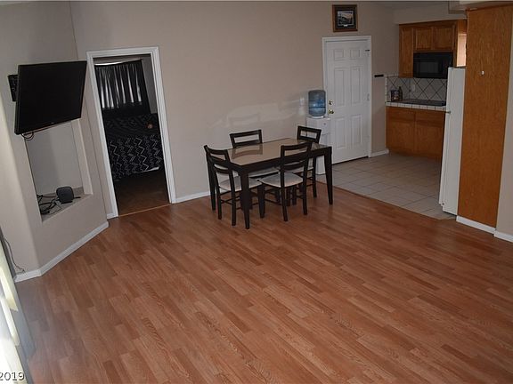 3rd image of 800 E Laguna St