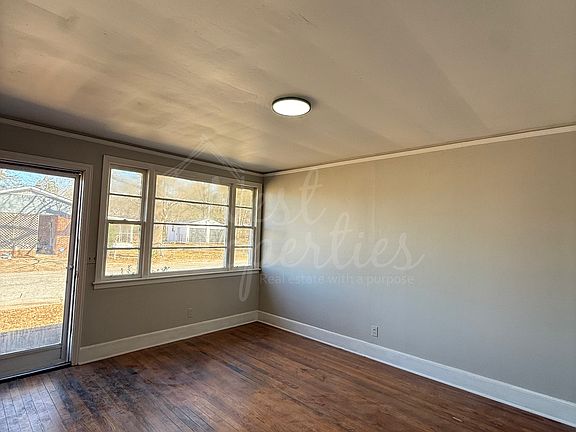 2nd image of 921 Woodland Dr