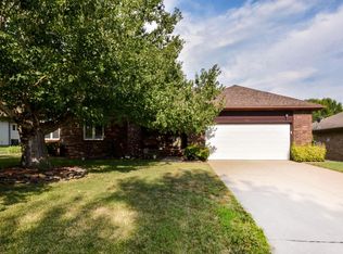 416 Hillcrest Ave, Nixa, MO 65714