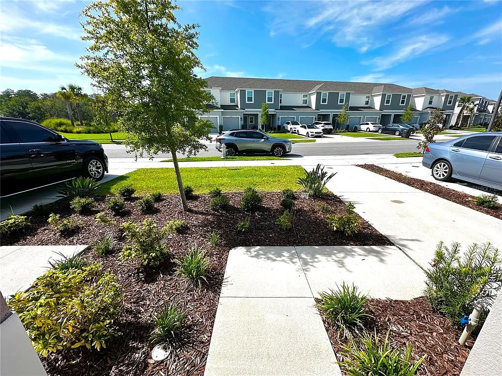 3 bed, 2.5 bath, 1373 sqft, $1,850 — Photo 2