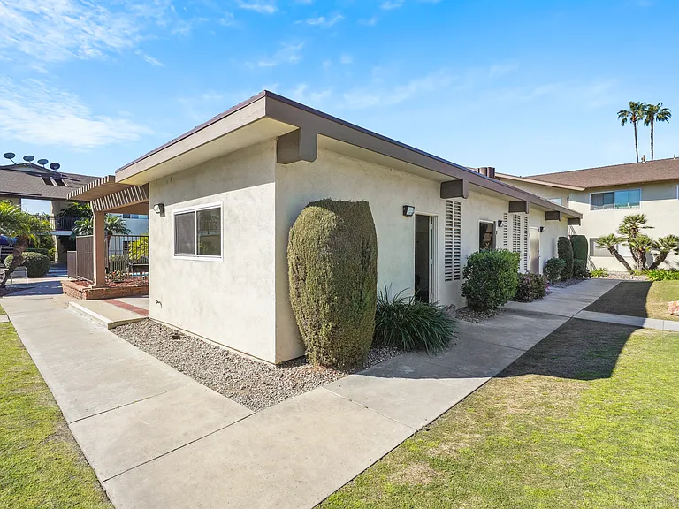 Sierra West Apartments — Photo 13