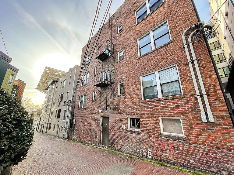 Madison Court — Photo 25