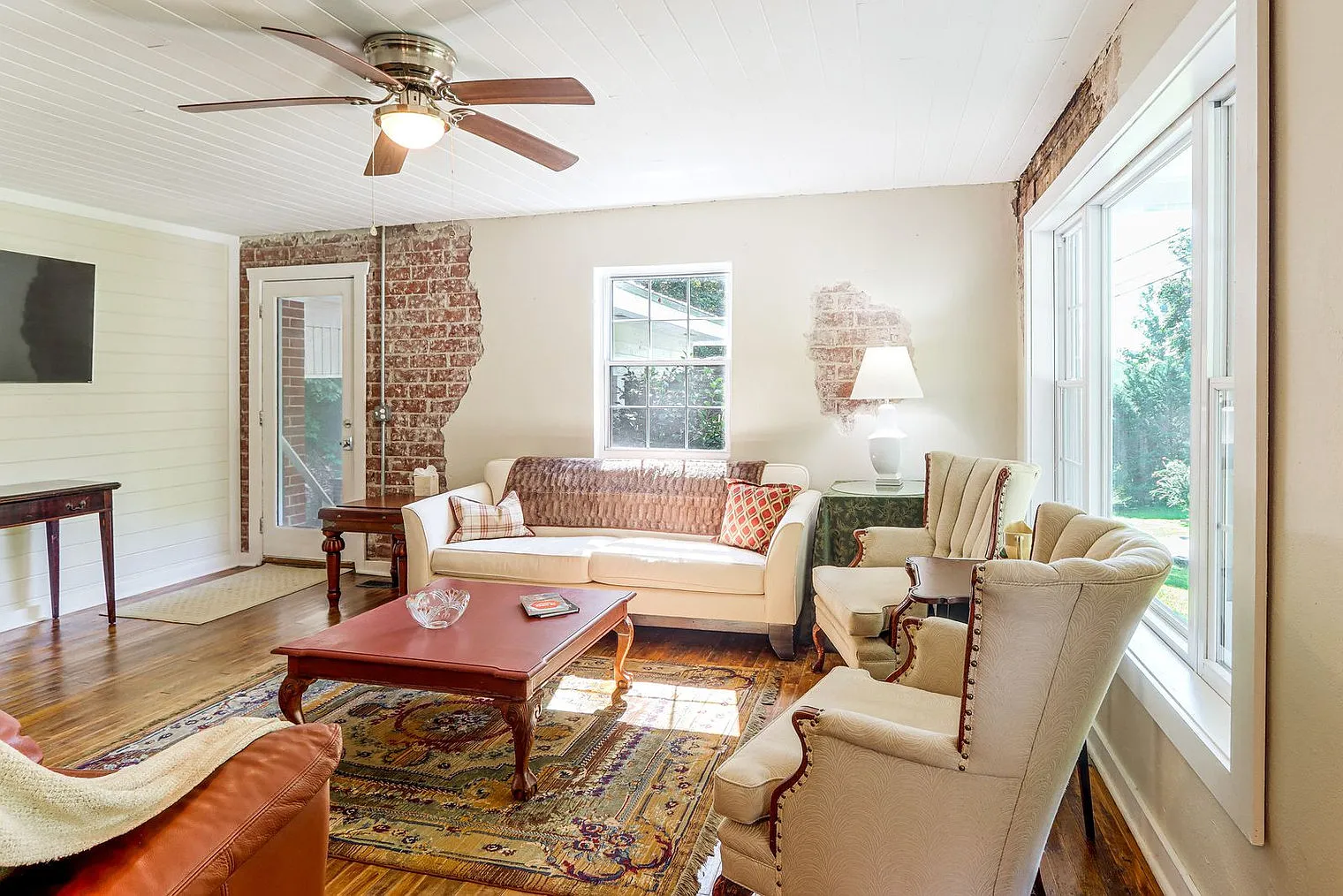 3 bed, 2.0 bath, 1410 sqft, $2,870 — Photo 2