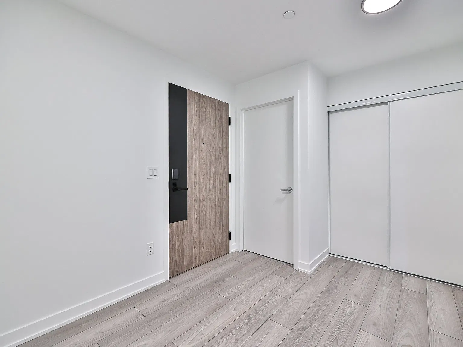 1007 The Queensway — Photo 1