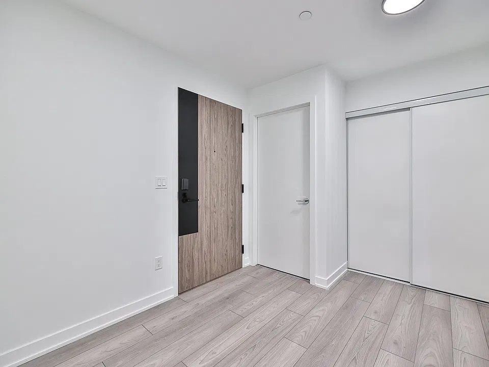 1007 The Queensway #520
