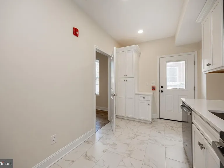 325 W Barnard St W — Photo 8