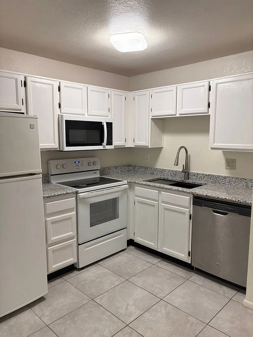 1 Bedroom/1 Bathroom/Loft/1 Car Garage Condo In Mesa (Brown Rd & Center St) — Photo 3