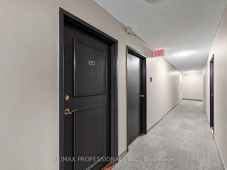 3590 Kaneff Cres #313 — Photo 33