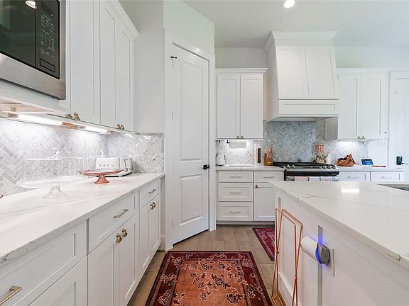 4th image of 5233 Darling St