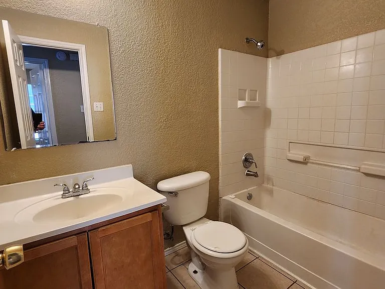 Roomy 3 Bedroom Duplex In S. Fort Worth — Photo 16