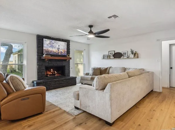 101 Country Ln, Castroville, TX 78009