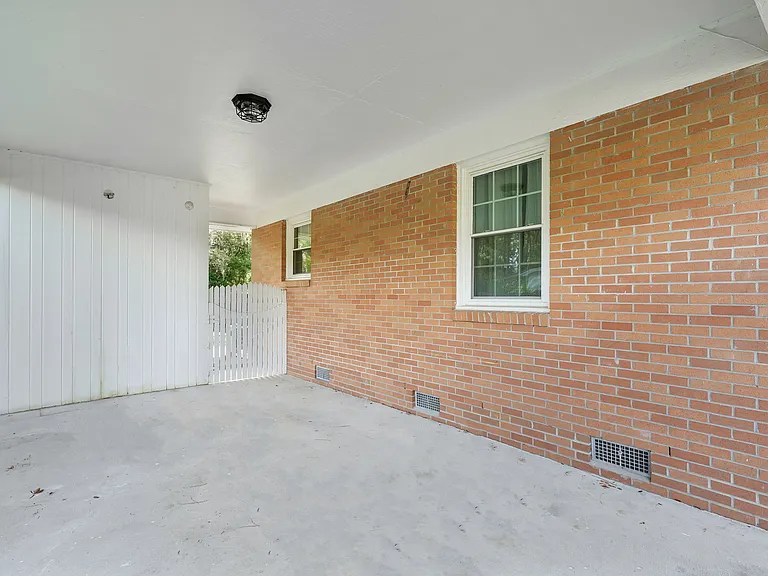 510 Center Dr E — Photo 4